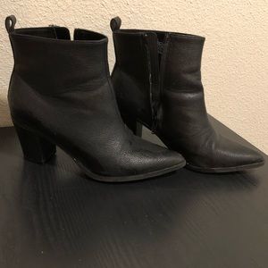 Black ankle boots. Size 7. Old Navy brand.